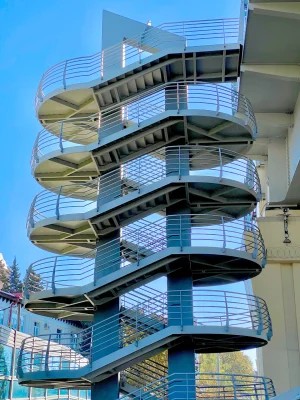 Freistehende Stahl-Wendeltreppe über mehrere Etagen