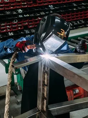 Schweissarbeit an einer Stahlkonstruktion, Funken am Werkstück