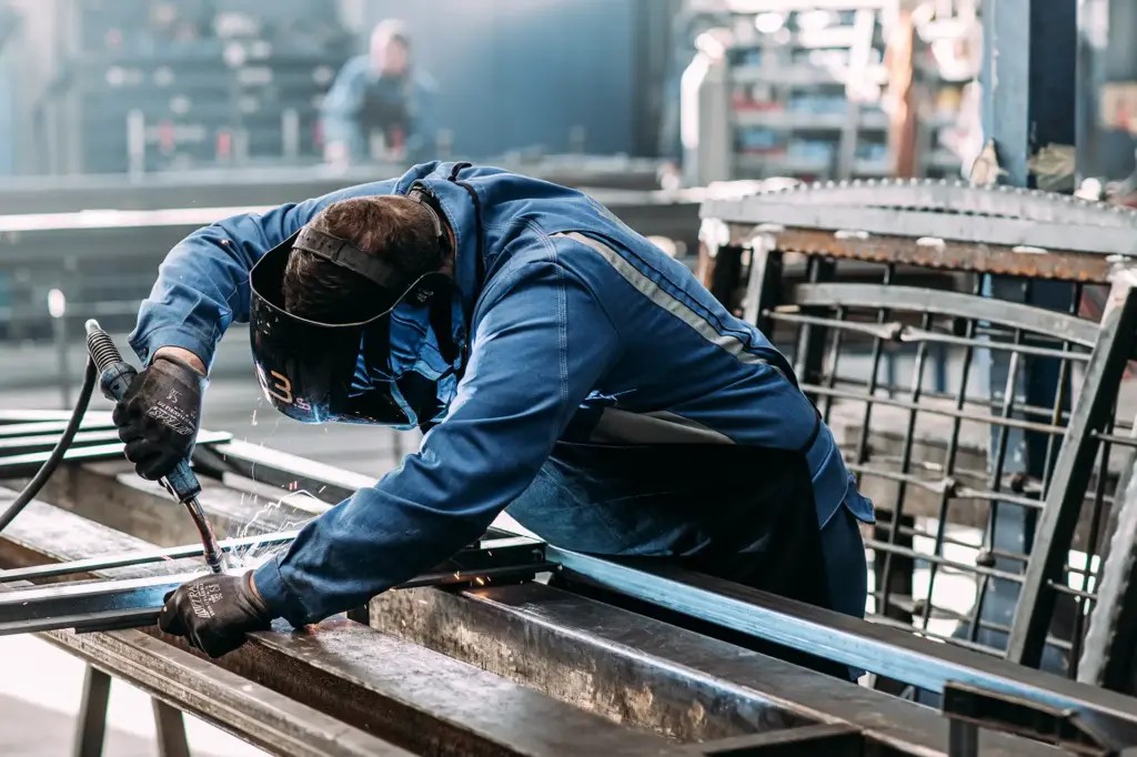 Metallbauer beim Schweissen einer Stahlkonstruktion in der Werkstatt von Feustel