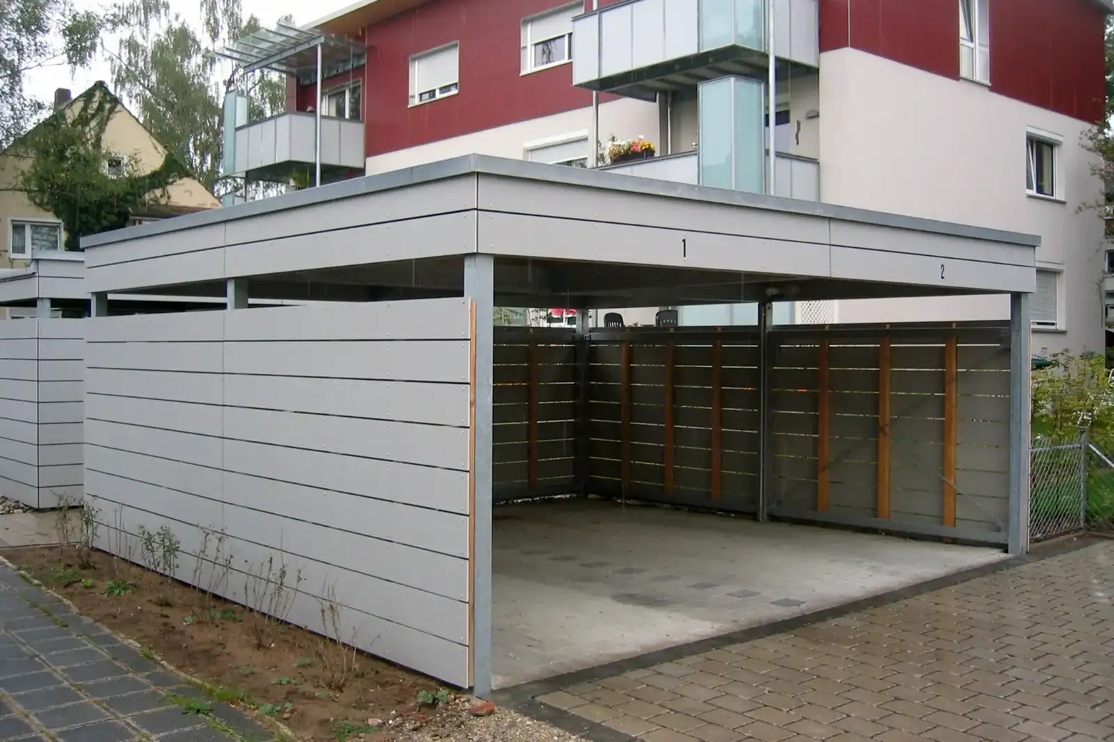 Doppelcarport aus verzinktem Stahl mit seitlicher Verkleidung