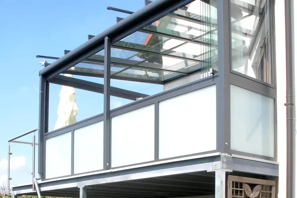 Balkon mit Glasüberdachung und anthrazitfarbenem Aluminiumrahmen